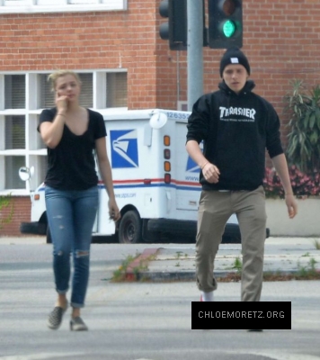 Chloe-Moretz-in-Ripped-Jeans--04-662x742.jpg