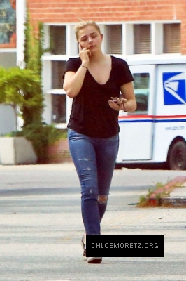 Chloe-Moretz-in-Ripped-Jeans--05-662x993.jpg