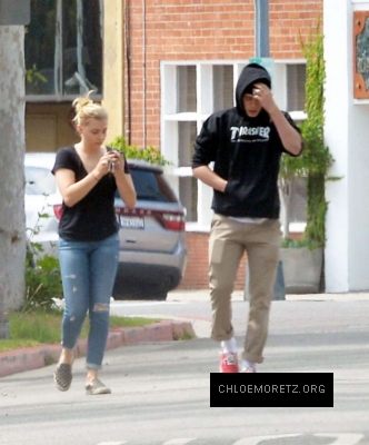 Chloe-Moretz-in-Ripped-Jeans--07-662x797.jpg