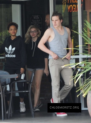 Chloe-Moretz-in-Shorts--06-662x885.jpg