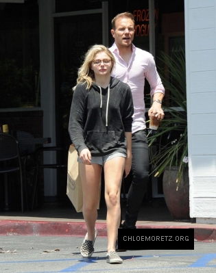 Chloe-Moretz-in-Shorts--09-662x838.jpg