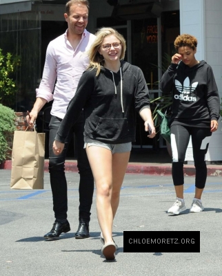 Chloe-Moretz-in-Shorts--19-662x822.jpg