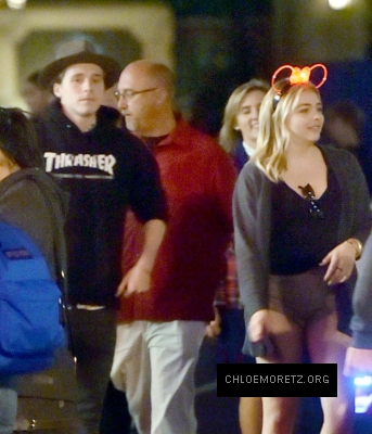 Chloe-Moretz-in-Shorts-at-Disneyland--04-662x772.jpg