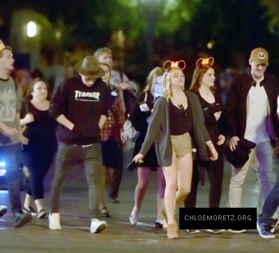 Chloe-Moretz-in-Shorts-at-Disneyland--13-662x602.jpg