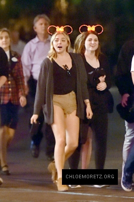 Chloe-Moretz-in-Shorts-at-Disneyland--17-662x994.jpg