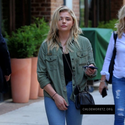 Chloe-Moretz-in-Skinny-Jeans--02-662x662.jpg