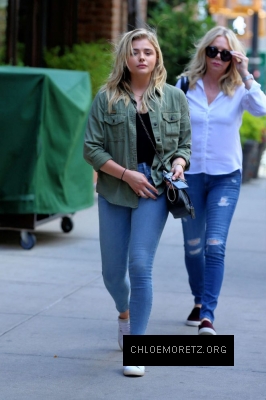 Chloe-Moretz-in-Skinny-Jeans--04-662x993.jpg