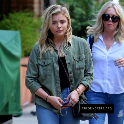 Chloe-Moretz-in-Skinny-Jeans--10-662x662.jpg