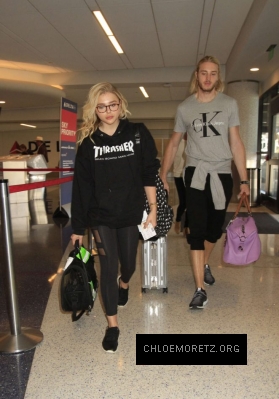 Chloe-Moretz-in-Tights-at-LAX-Airport--01-662x946.jpg