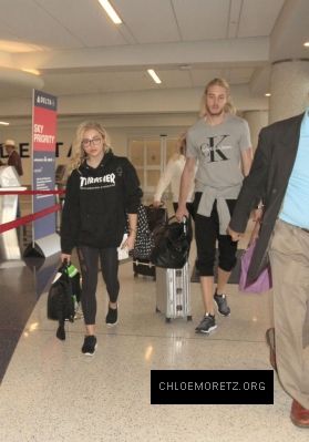 Chloe-Moretz-in-Tights-at-LAX-Airport--04-662x946.jpg