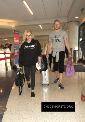 Chloe-Moretz-in-Tights-at-LAX-Airport--06-662x946.jpg