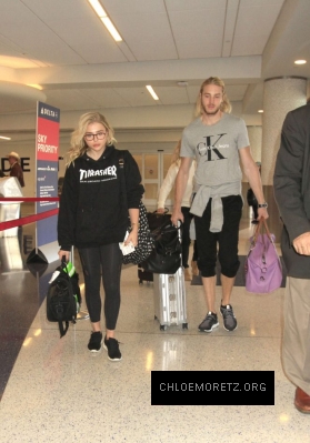 Chloe-Moretz-in-Tights-at-LAX-Airport--08-662x946.jpg