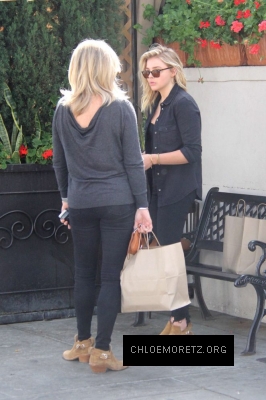 Chloe-Moretz-on-a-lunch-in-Beverly-Hills--01-662x993.jpg