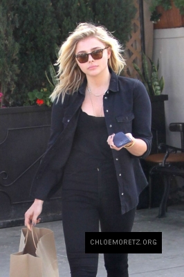 Chloe-Moretz-on-a-lunch-in-Beverly-Hills--02-662x993.jpg