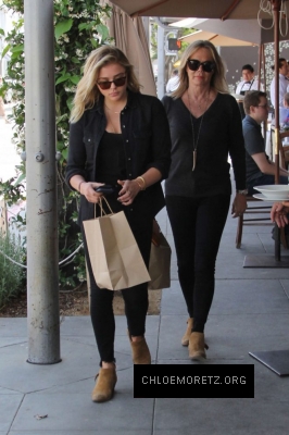 Chloe-Moretz-on-a-lunch-in-Beverly-Hills--06-662x992.jpg