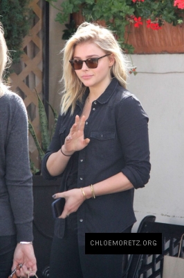 Chloe-Moretz-on-a-lunch-in-Beverly-Hills--07-662x993.jpg