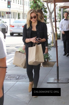 Chloe-Moretz-on-a-lunch-in-Beverly-Hills--11-662x993.jpg