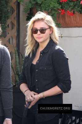 Chloe-Moretz-on-a-lunch-in-Beverly-Hills--13-662x993.jpg