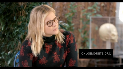 Chloe_Moretz_Schools_an_Alien_Expert_2810629.jpg