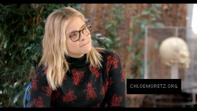 Chloe_Moretz_Schools_an_Alien_Expert_2810929.jpg