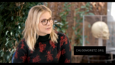 Chloe_Moretz_Schools_an_Alien_Expert_2812129.jpg