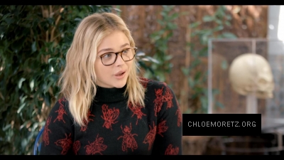 Chloe_Moretz_Schools_an_Alien_Expert_2812929.jpg