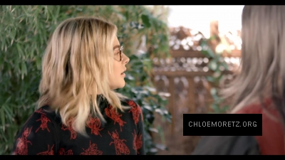 Chloe_Moretz_Schools_an_Alien_Expert_2815229.jpg