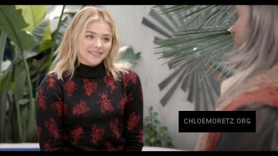 Chloe_Moretz_Schools_an_Alien_Expert_282129.jpg