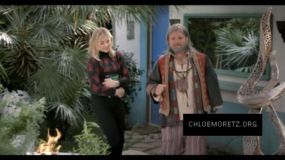 Chloe_Moretz_Schools_an_Alien_Expert_284129.jpg