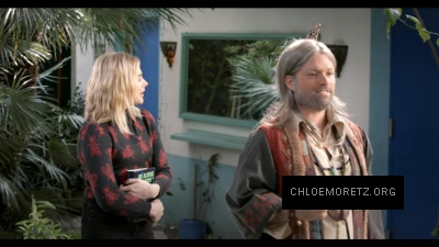 Chloe_Moretz_Schools_an_Alien_Expert_284629.jpg