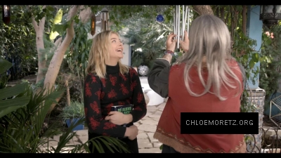 Chloe_Moretz_Schools_an_Alien_Expert_285329.jpg