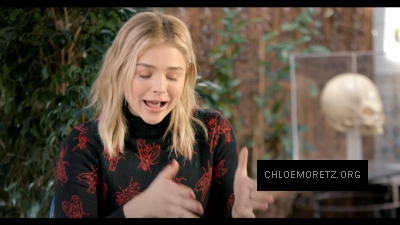 Chloe_Moretz_Schools_an_Alien_Expert_286829.jpg