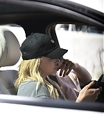 1458739873880_chloe_moretz_driving_with_her_phone_in_la_02.jpg