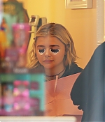 1460139183480_chloe_moretz_at_Benefit_Cosmetics_01.jpg