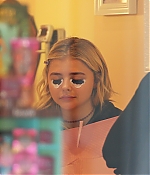 1460139267063_chloe_moretz_at_Benefit_Cosmetics_02.jpg