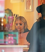 1460139271216_chloe_moretz_at_Benefit_Cosmetics_04.jpg