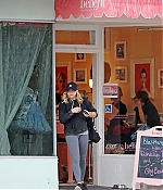 1460139286838_chloe_moretz_at_Benefit_Cosmetics_07.jpg