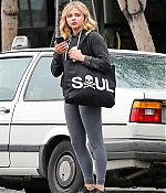 1460139296405_chloe_moretz_at_Benefit_Cosmetics_09.jpg