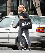 1460139375038_chloe_moretz_at_Benefit_Cosmetics_023.jpg