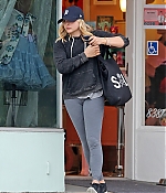 1460139421951_chloe_moretz_at_Benefit_Cosmetics_030.jpg
