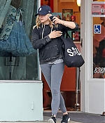 1460139426919_chloe_moretz_at_Benefit_Cosmetics_031.jpg