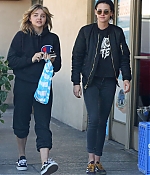 1485489857499_Chlo_Grace_Moretz_-Kristen_Stewart_8.jpg