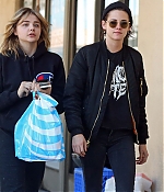1485489910975_Chlo_Grace_Moretz_-Kristen_Stewart_16.jpg