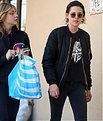 1485489923945_Chlo_Grace_Moretz_-Kristen_Stewart_18.jpg