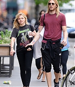 Chloe-Moretz--Out-and-about-in-Manhattan--02-662x993.jpg