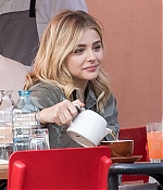 Chloe-Moretz-having-lunch-with-a-friends--03-662x776.jpg