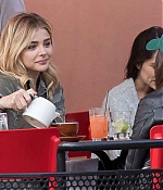 Chloe-Moretz-having-lunch-with-a-friends--04-662x485.jpg