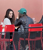 Chloe-Moretz-having-lunch-with-a-friends--06-662x441.jpg