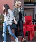 Chloe-Moretz-having-lunch-with-a-friends--08-662x890.jpg