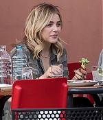 Chloe-Moretz-having-lunch-with-a-friends--09-662x839.jpg